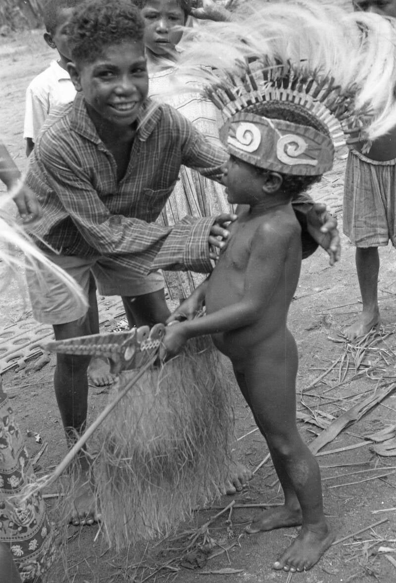 Sentani dansfeest F.C. Kamma D69-Map238 Kamma  014