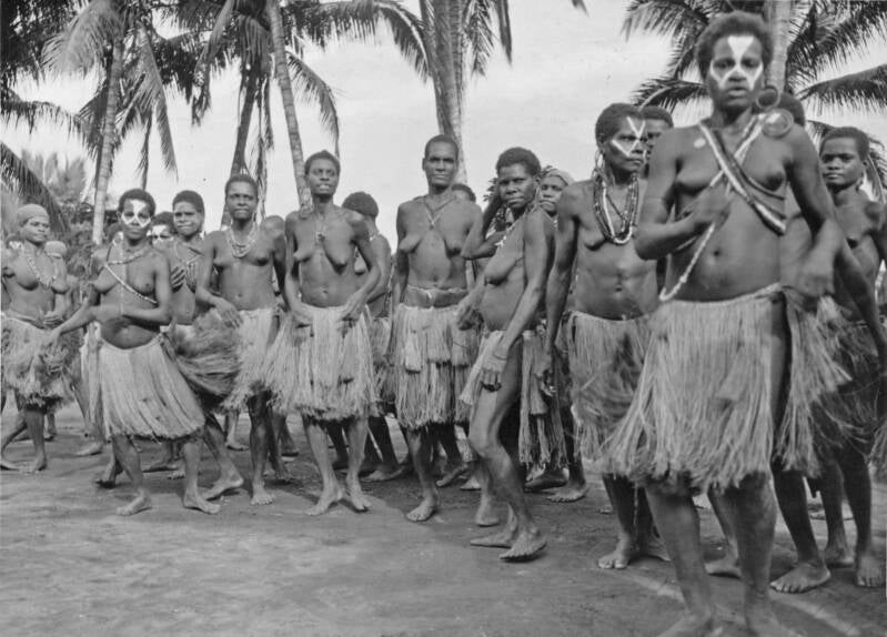 Dans van Jaqai-vrouwen in de kampong Katan in het Mappi-gebied 1955-11