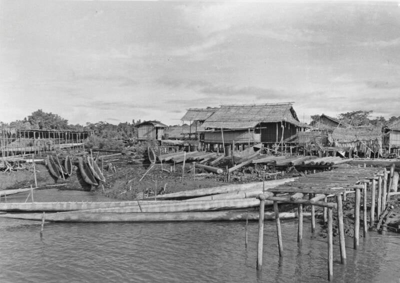 De aanlegsteiger van de bestuurspost Agats Zuid-Nieuw-Guinea 1955