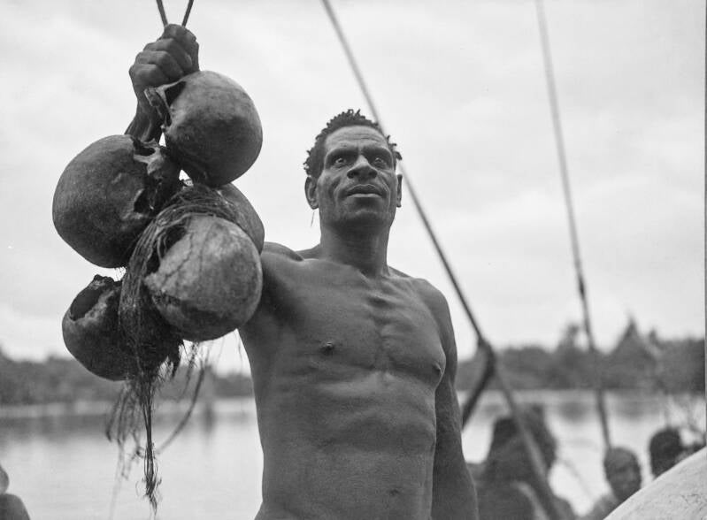 Papoeasche kleinhandel aan de Noordrivier: vijf voor een bijl. Lorentz expeditie 1907. Blad 6 Foto's van de Nieuw-Guinea-expeditie met het bivakschip 'Zwaluw', 1907