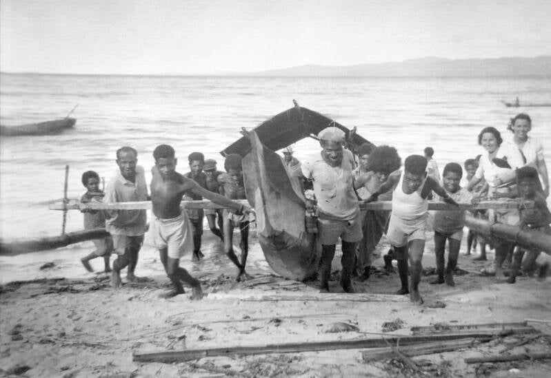 De prauw wordt in Dusner -Doesner Wandammen Teluk Wondama Cenderawasih -  land getrokken -Berry en Titia er ook naast PKN diapositief  DSC_7767  