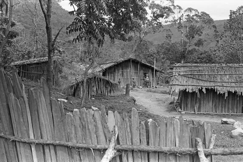 Donkers album2film170foto024 Behuizing Modio Dogiyai 1969