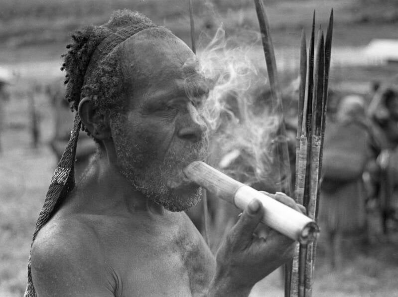 Donkers album3film228-010b Rokende Ekari man Enarotali 1970