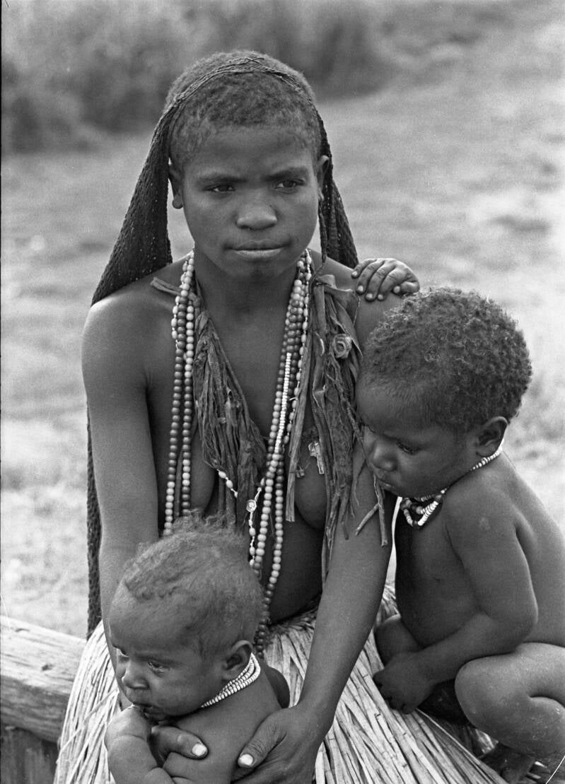 Donkers album3film265-023 Jonge vrouw met kinderfen Enarotali ca 1970