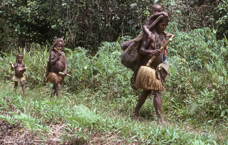 Donkers  - Papua - Akimuga 1977 713 Moeder keert met bay en dochters huiswaarts