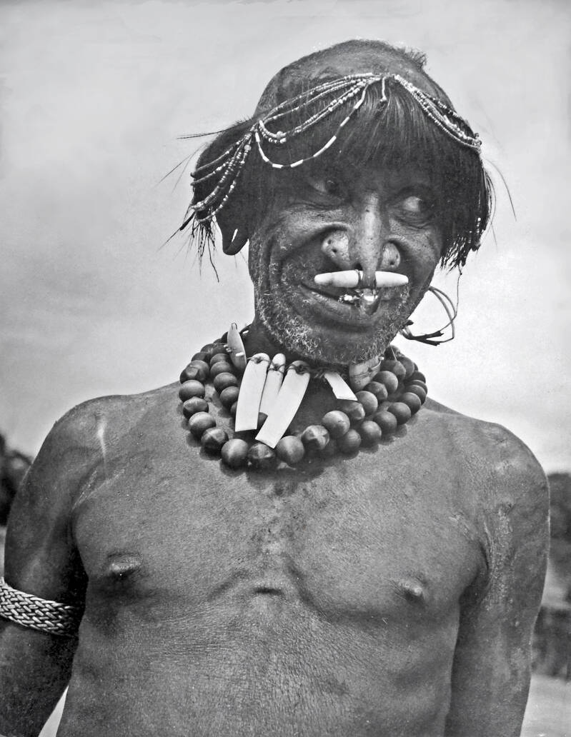 Erfgoedcentrum Sint Agatha AR-P027 20165-41 Auwjoe met krans van kasuarisveren op zijn hoofd