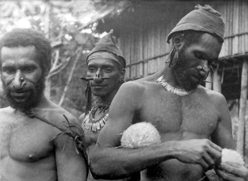 AR-P027 20165-8 Een paar mannen genieten van de kokosnoot. Awjoe Awjoe Auyu Auwjoe Aujoe 