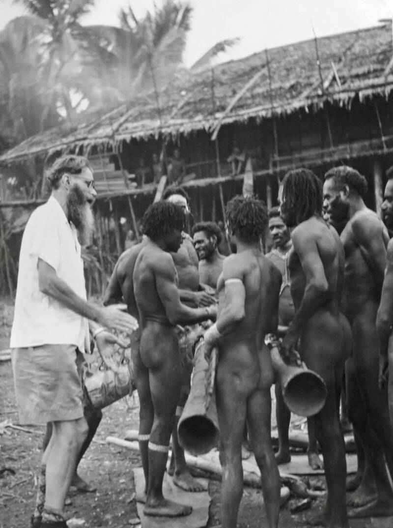 AR-P027 20169 - Pater Meuwese bij een aantal hun trom bespelende Asmatters