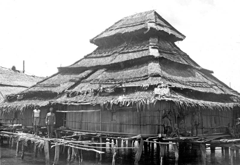 DSC_8095 Huis van het dorpshoofd Tobati Humboldtbaai PKN diapositief 