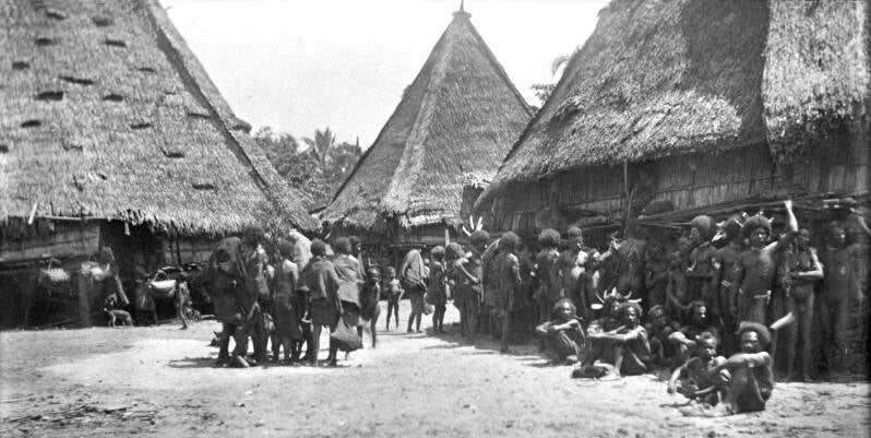 Een groep papua's op een plein in het dorp in Nieuw Guinea - Wichmann expeditie 1903 TM-60012064  