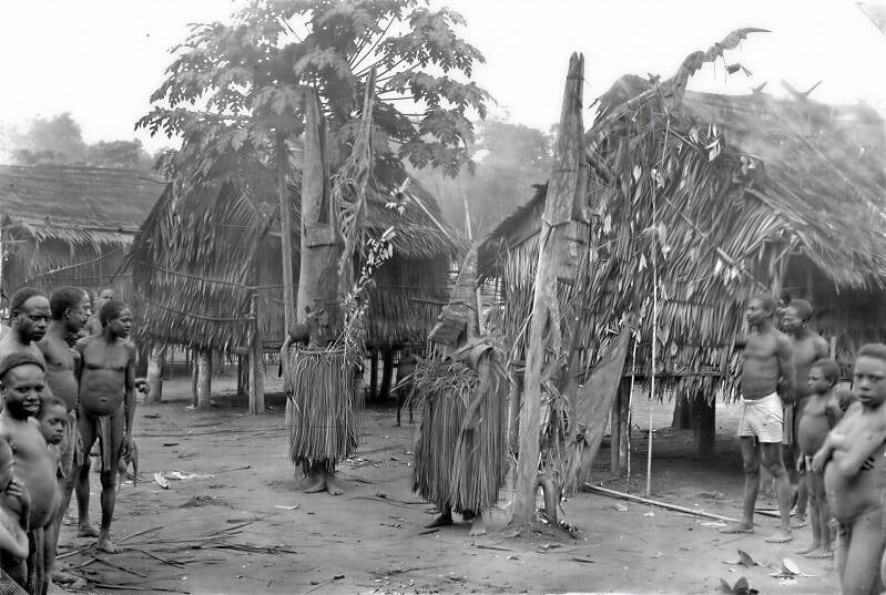 Foto van het varkensfeest in Mimika 1937-1938 TM-ALB-2004-230 