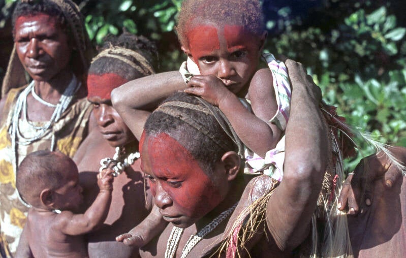 Henny van de Kerkhof - B3s8  Div - 013b Ngalum Sibil Vrouwen en kinderen met rode klei beschilderd