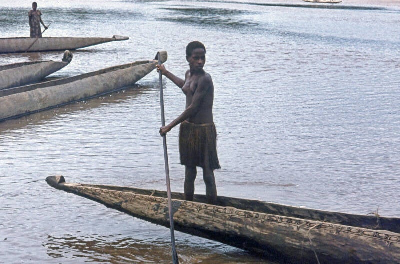 H vd Kerkhof - DII -046b Asmat vrouwen op weg met hun prauw 
