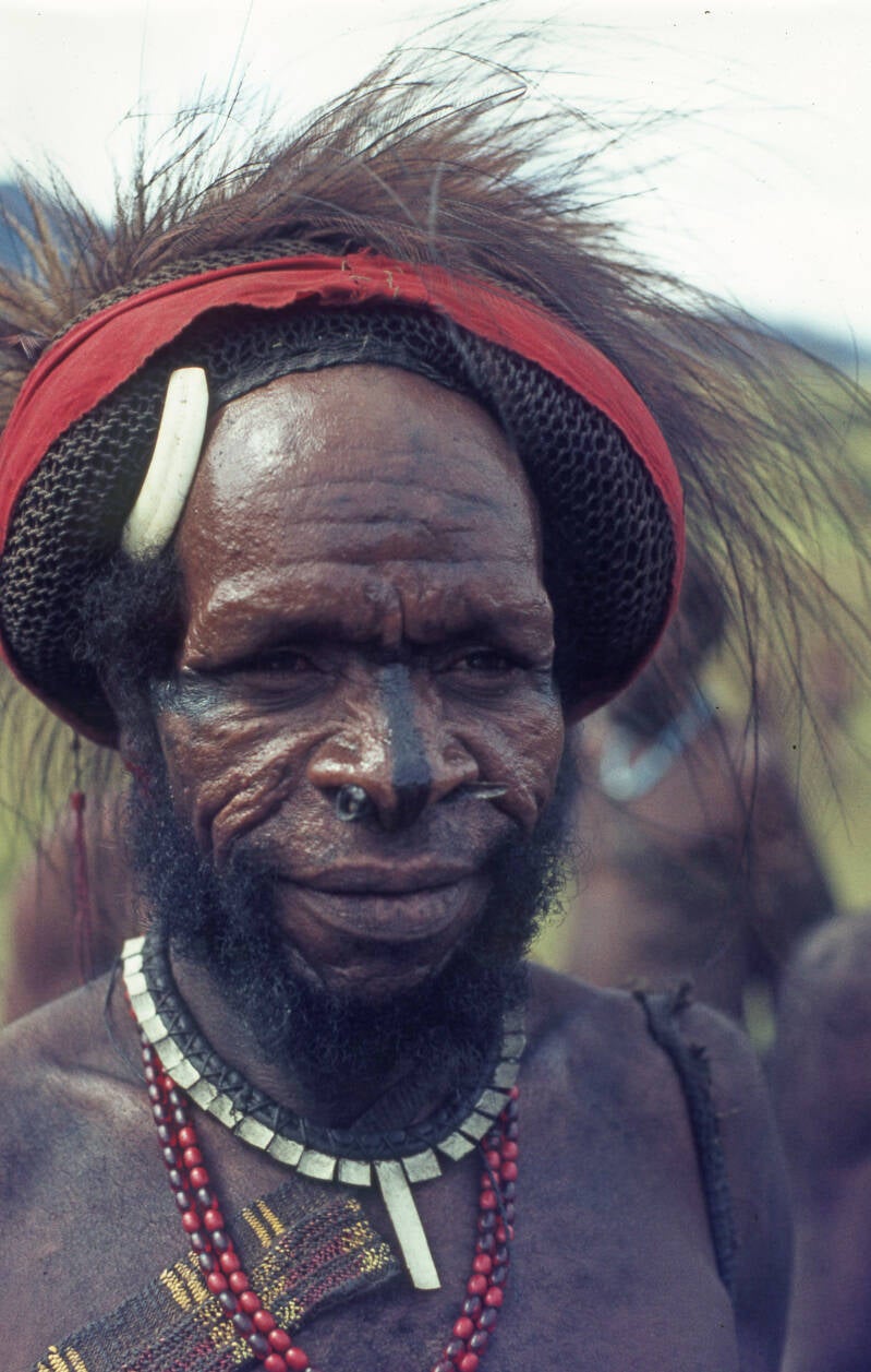 H vd Kerkhof - Ilaga d1s2 -028 Portret van een man in Ilaga ca 1975 