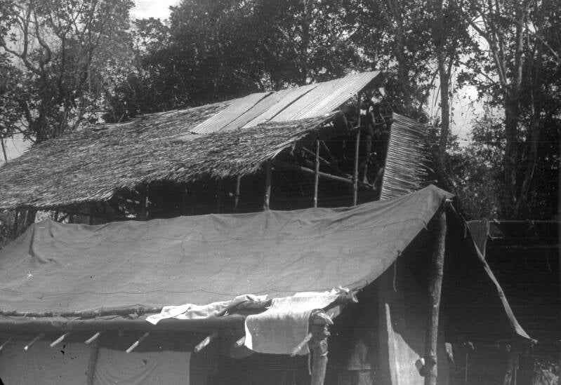 Het dak wordt gerepareerd-BD-216-012