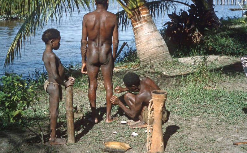 Het leguanenvel wordt met bloed en kalk om de trom heen vastgekleefd - Piet ter Laag diapositief 089