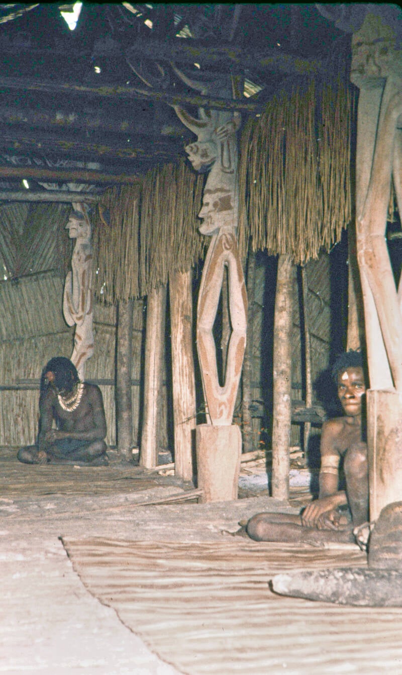 het mannenhuis Amman in het dorp Amanamkai RV-A450-623 