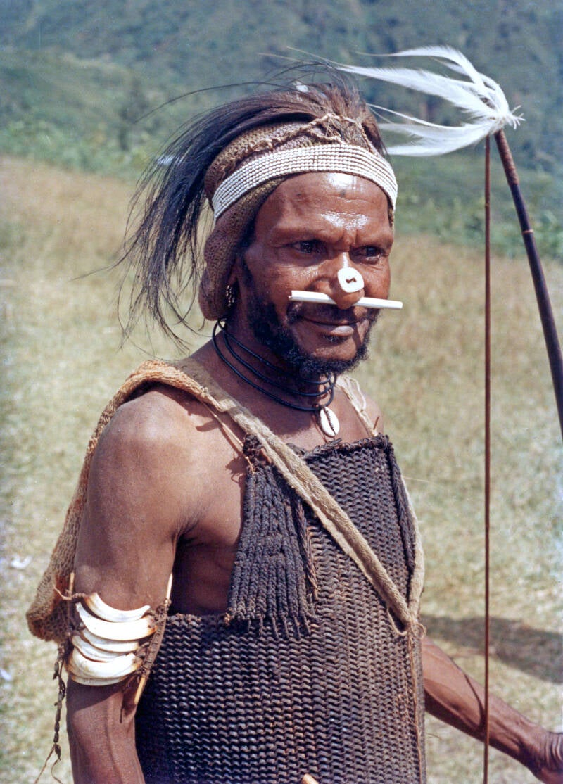 Ngalum man met borstkuras Huub Zwartjes Sibil-1986-068 