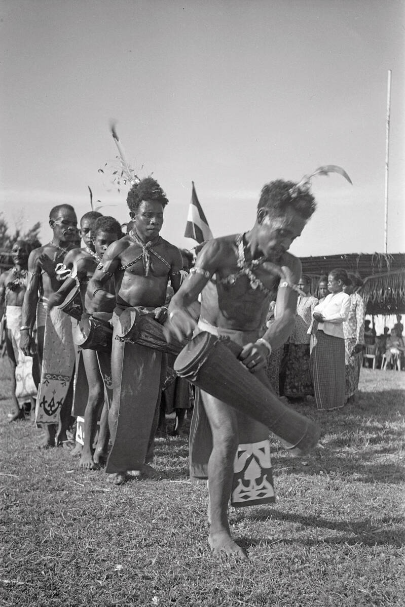 ifa tijdens 30-April-feesten op Doom 1954 PKN diapositief  DSC_8123