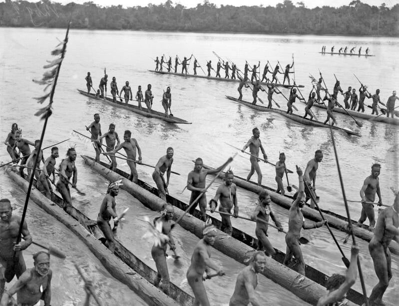 TM-10009503 Prauwen met Asmat Papoeas op de Noord-rivier -later omgedoopt in Lorentz-rivier- tegenwoordig de rivier Unir- 1907