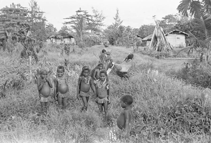 Irian Jaya-2-115 -007 Kinderen in Enarotali Foto Jos Donkers ca 1966