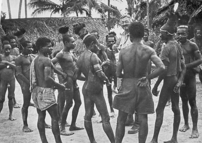 Bob Schijns negatieven Irian Jaya 5-383-002 Zoutuitdeling in kampong Waina - de mannen met broeken zijn uit de Warisstreek  