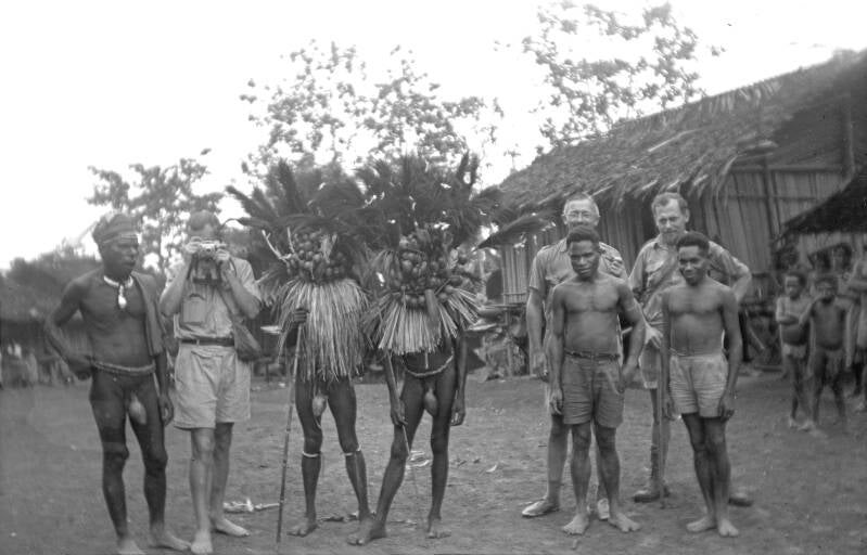 Pater Andreoli en Broeder Roes (plus NN) bij een dodenfeest in de Keerom, het achterland van Hollandia tegenwoordig Jayapura