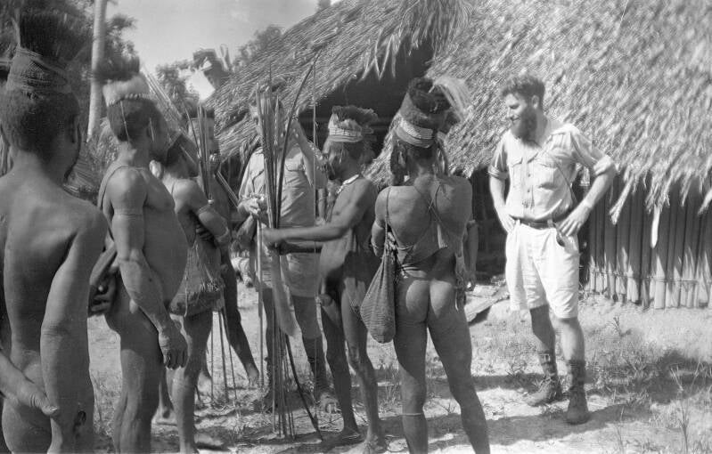 Bob Schijns negatieven IrianJaya-5-383-016 mr Pater Andreoli en pater Hoogendijk kampong Oemda