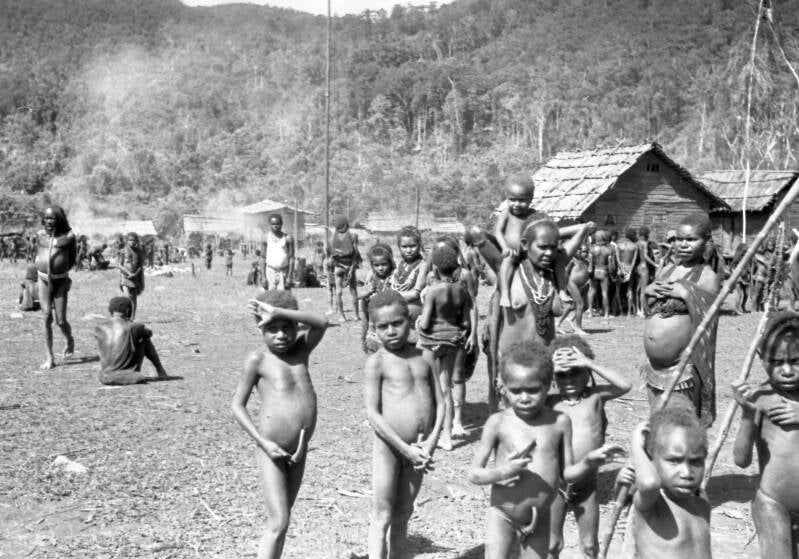 IrianJaya-5-420-003 Nduga kampong 