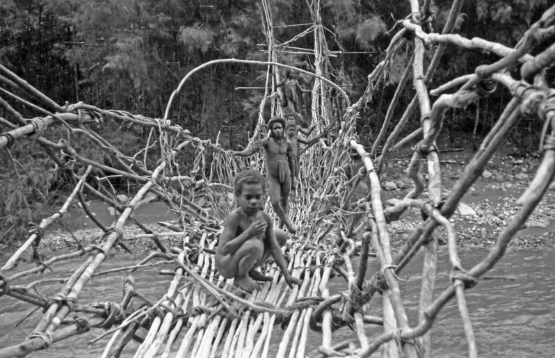 IrianJaya1-18-023 Bilorai 1963 touwbrug