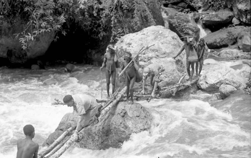 IrianJaya1-40-010 Bilorai met paters OFM Henk Smits en Gem Keizer ca 1960 bij de oversteek van een rivier