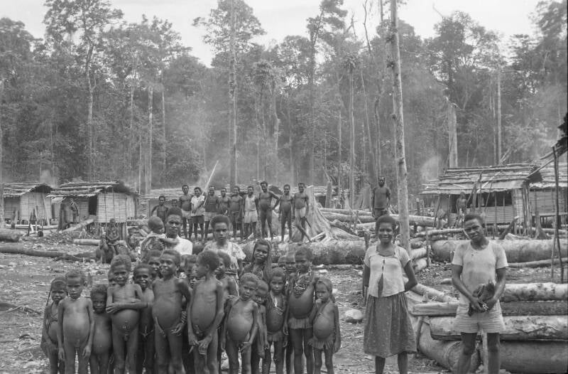 IrianJaya1-91 -016 Nduga dorp met kinderen 