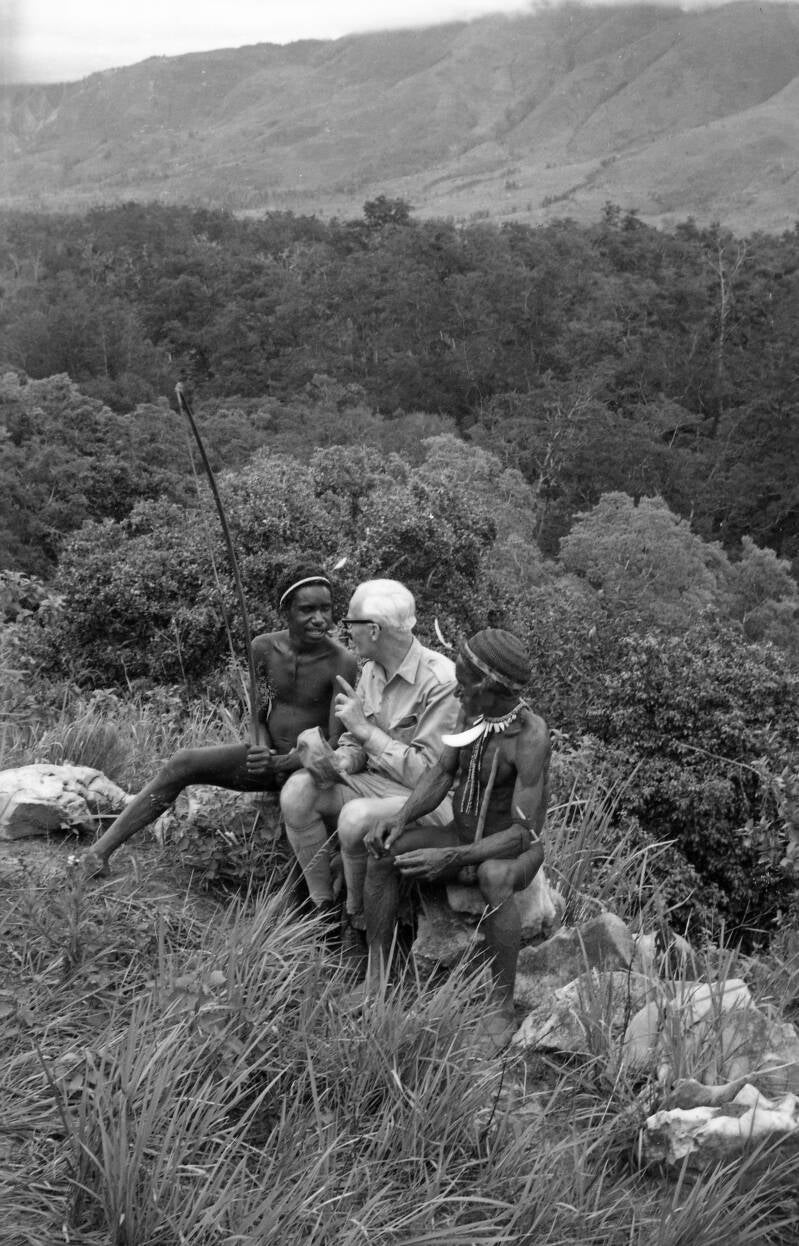 IrianJaya1-91 -024 Nduga met Franciscaanse pater 