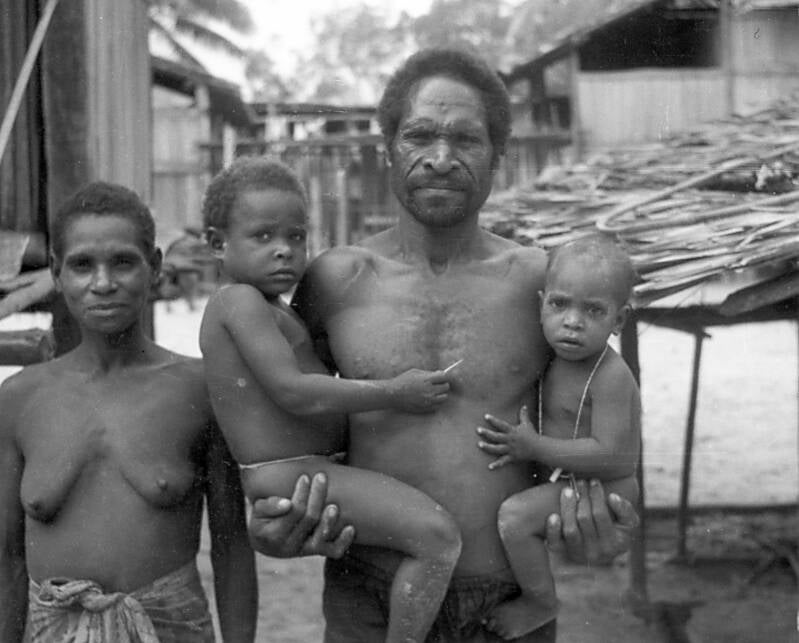 Kamoro gezin. Filmnegatief OFM IrianJaya4-286-004