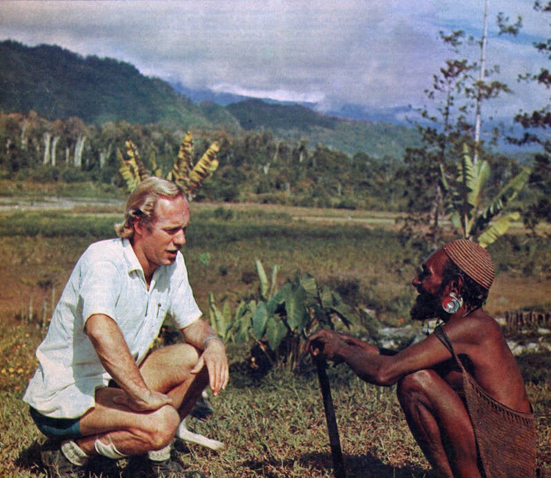 Jan Sneep -Album II- 023b  Jan Sneep in gesprek met Bondogie die zich de machtigste man in de Sibilvallei beschouwt en tuan Jan Sneep zijn vriend noemt