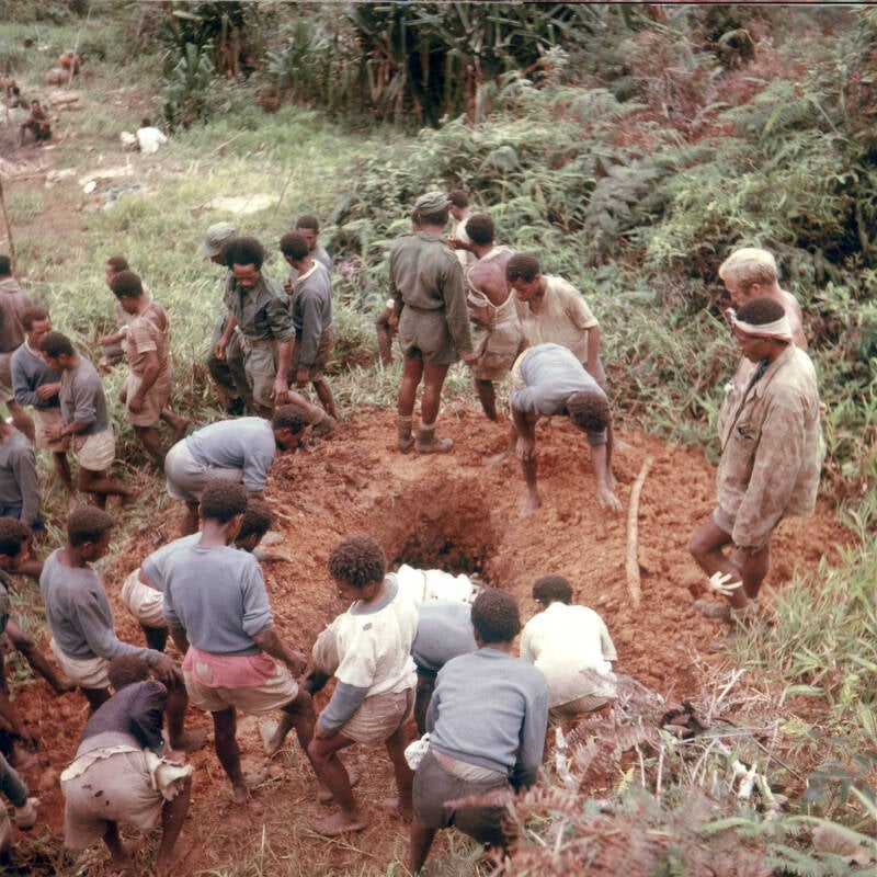 Filmexpeditie Gaisseau Jan Sneep -Album II- 035 begrafenis van drager Frans Kambon - kleur