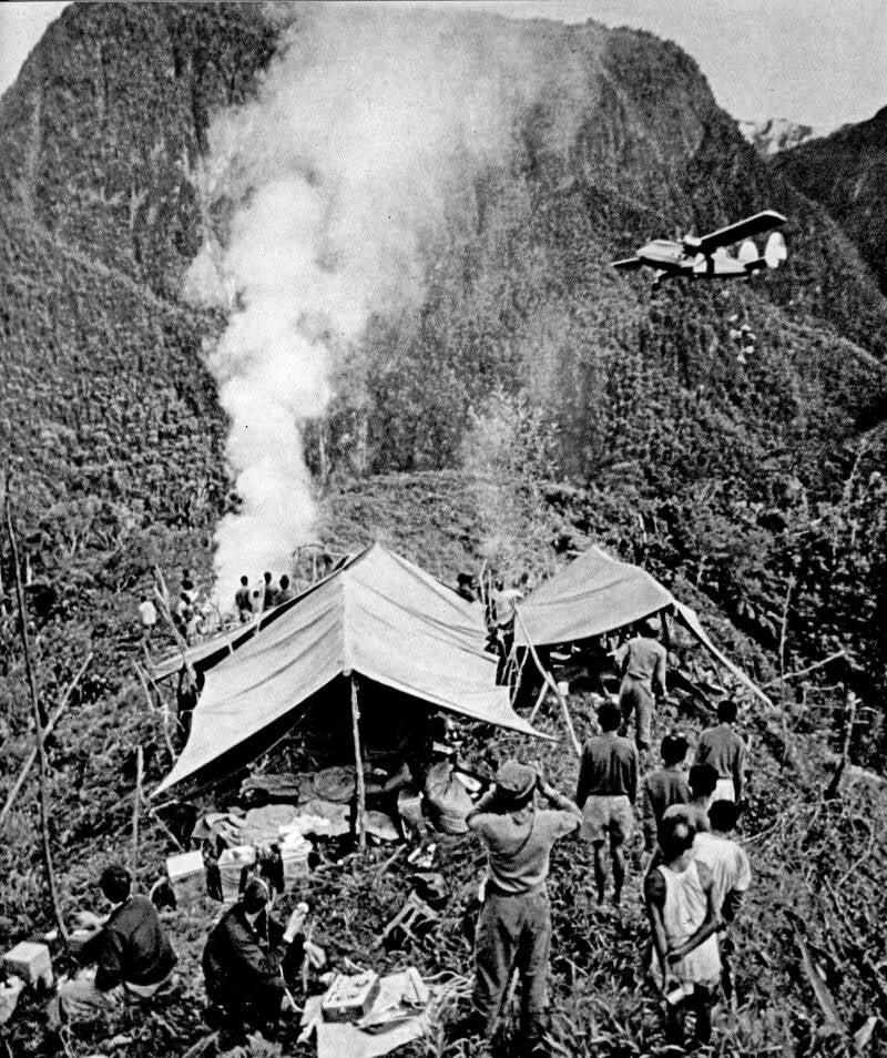 Filmexpeditie Gaisseau Jan Sneep -Album II- 117 voedseldropping mr