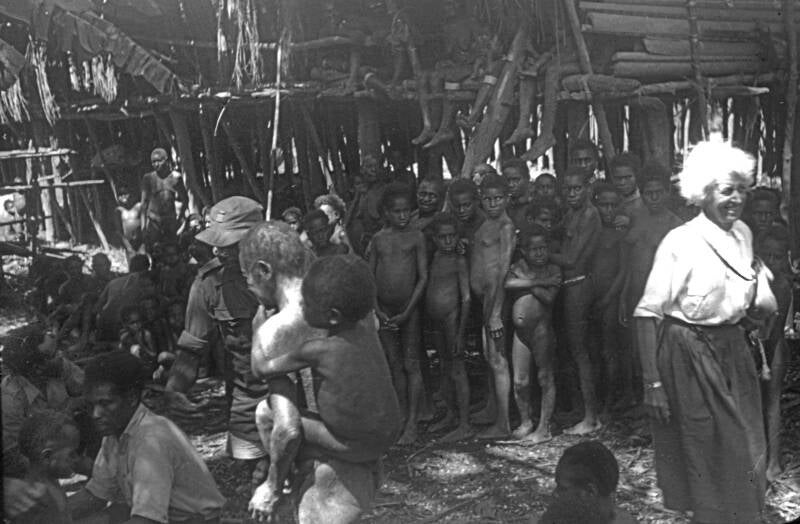 Kees van Kessel K547 BD-216-278 Mevrouw Bergman met haar zilverwitte haar wordt bewonderd door de meisjes