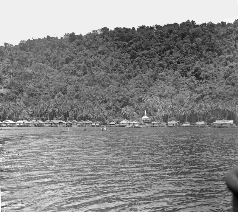 Kampong Jende -Yende- op eiland Roon PKN diapositief DSC_8165