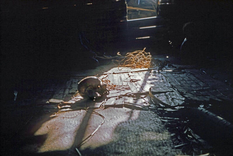 Krosschell JM Nieuw-Guinea III  038b Serie Pirimapoen en omgeving okt-nov 1959 interieur met voorouderschedel Asmat Kasuarinenkust