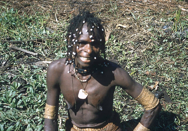 Krosschell JM Nieuw-Guinea IV   028b Serie Casuarinekust april/mei 1960 Vrouw uit Ocenep Asmat Kasuarinenkust