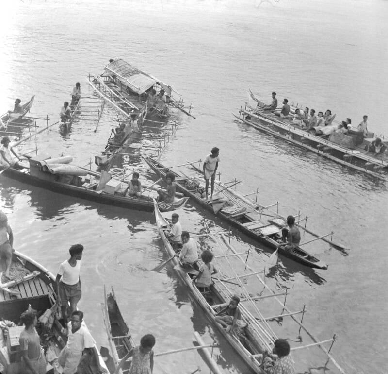 Langs zijde van de K.P.M. (Koninklijke Paketvaart Maatschappij) boot te Seroei (Serui) 1954. PKN diapositief  DSC_7865