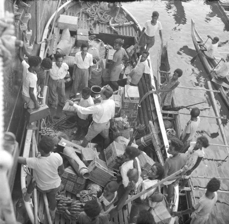 Langs zijde van de K.P.M. (Koninklijke Paketvaart Maatschappij) boot te Seroei (Serui) 1954. PKN diapositief  DSC_7866