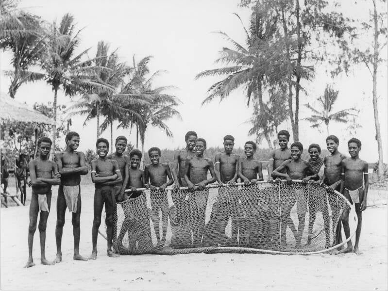 Mimika 1934. Jongens met groot visnet geknoopt met eigen gemaakt touw - Afdrukken-Zuid Papua-008