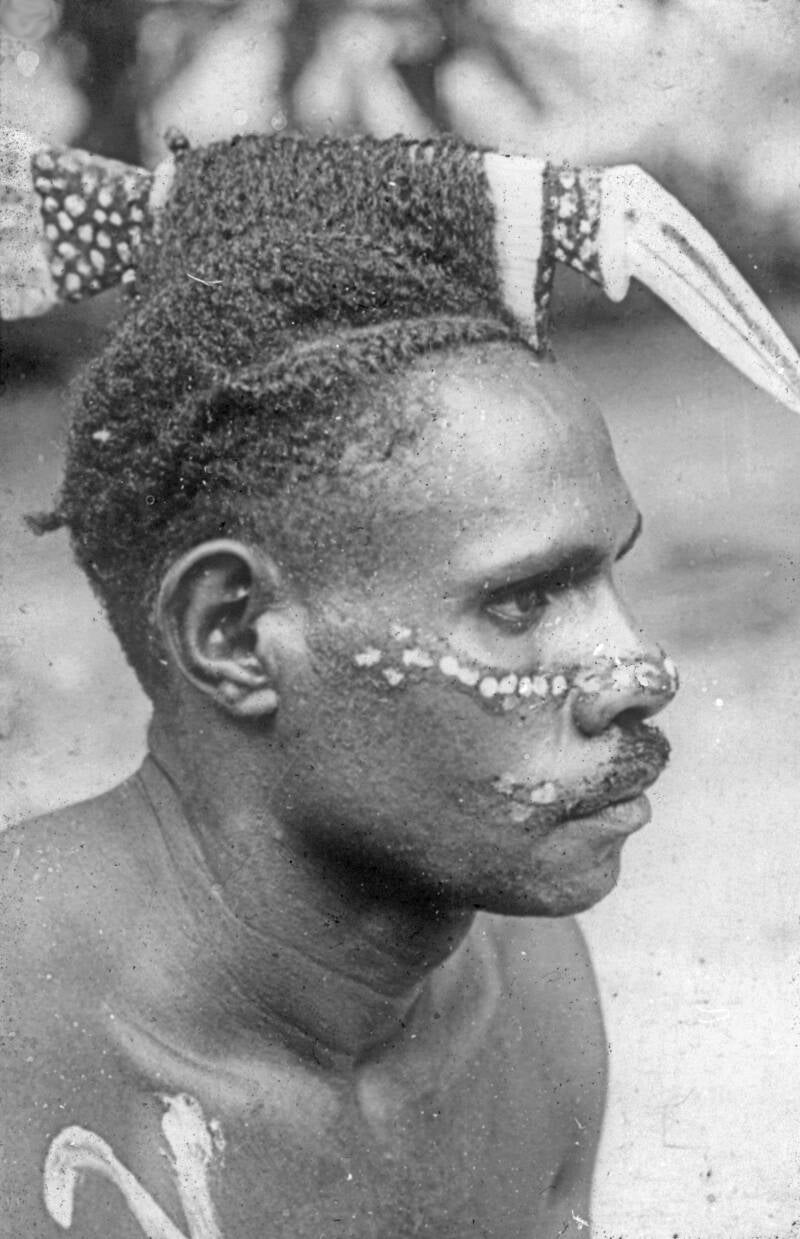 Mimikaan met jaarvogelversiering in zijn kapsel Bob Schijns thema's diapositief Asmat-7-002 