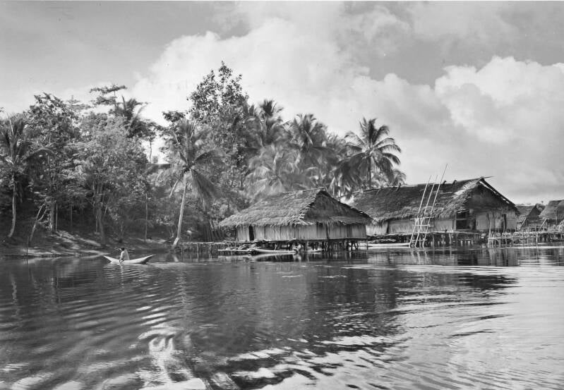 Nationaal Archief Kampon Powe gelegen aan een eilandje in het Sentani-meer 1958