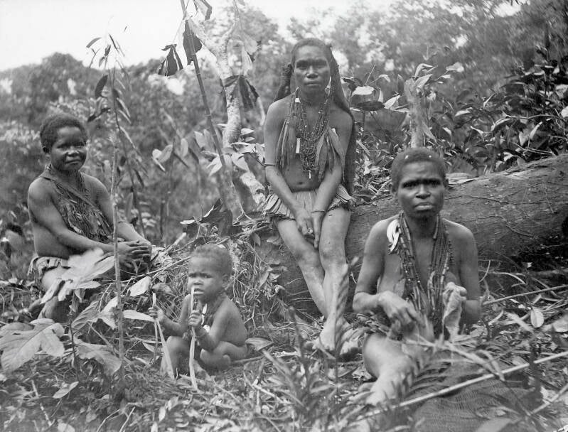 Foto's, genomen tijdens de expeditie Nieuw-Guinea II, 1939, met enkele foto’s betreffende de Centraal-Nieuw-Guinea-Expeditie in de periode 1920-1922, ca. 1921 Utrechts Archief 74_191_000675 Utrechts Archief Le Roux 1939 Moni vrouwen 