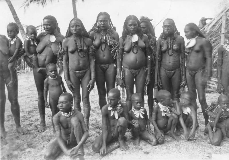 Vrouwen en kinderen van de Marind. 197-3 Serie foto’s (7), ca. 1920