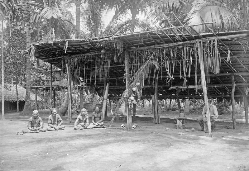 NL-UtHUA_74_197_000091 Feesthuis te Sahamne Koembe Kumbe 1908 Opname gemaakt tijdens een expeditie in 1908 van de militaire exploratie van Nederlands Nieuw-Guinea