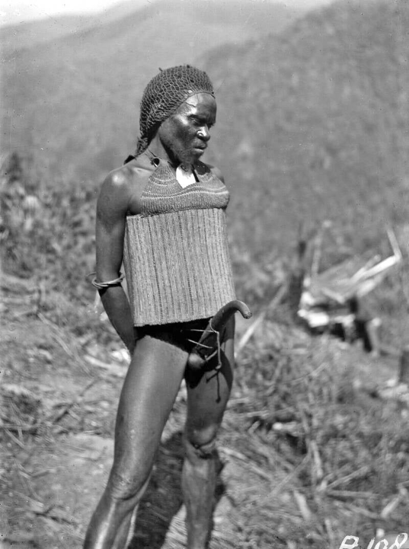 NMVW TM-10008123 J Jongejans 1920-1921 glasnegatief CC-BY-SA Papoea afkomstig uit de Swart-vallei met een gevlochten rotan kuras. 